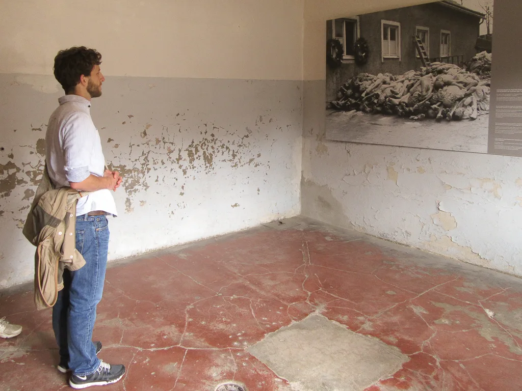 Person betrachtet ein Ausstellungsbild in einem leeren Raum.